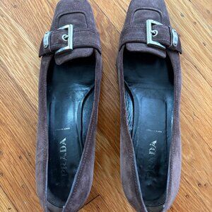 PRADA CLASSIC / KITTEN HEEL BROWN SUEDE BUCKLE  SZ 38